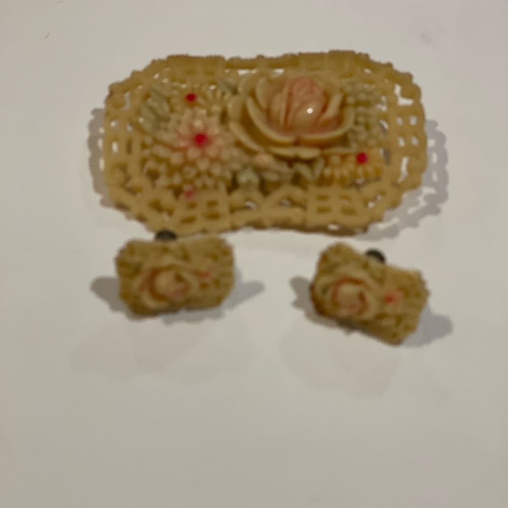 Vtg Floral Brooch and Earrings Set hand carved in occupied Japan from celluloid.